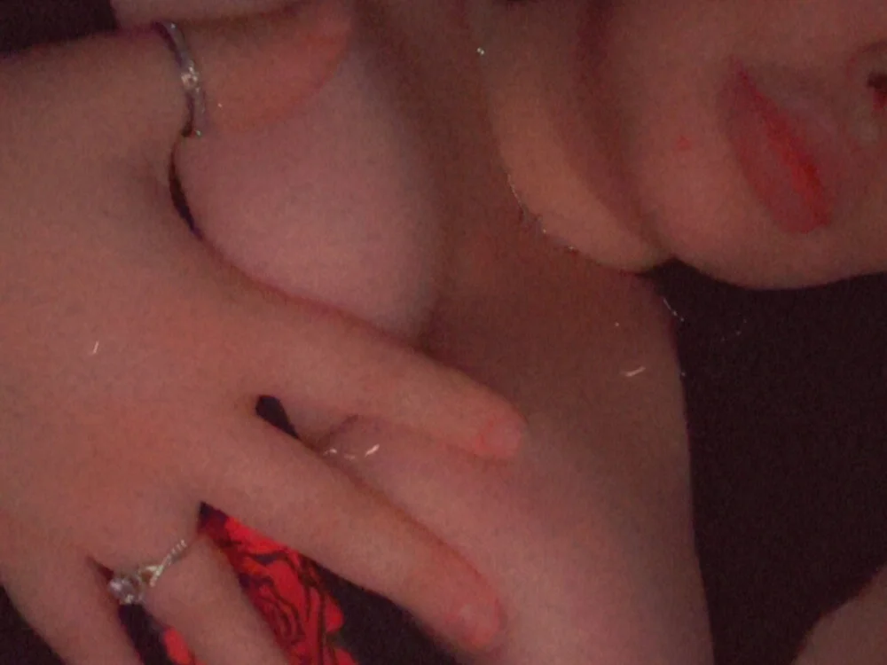 tit_quueen's Offline XXX Chat