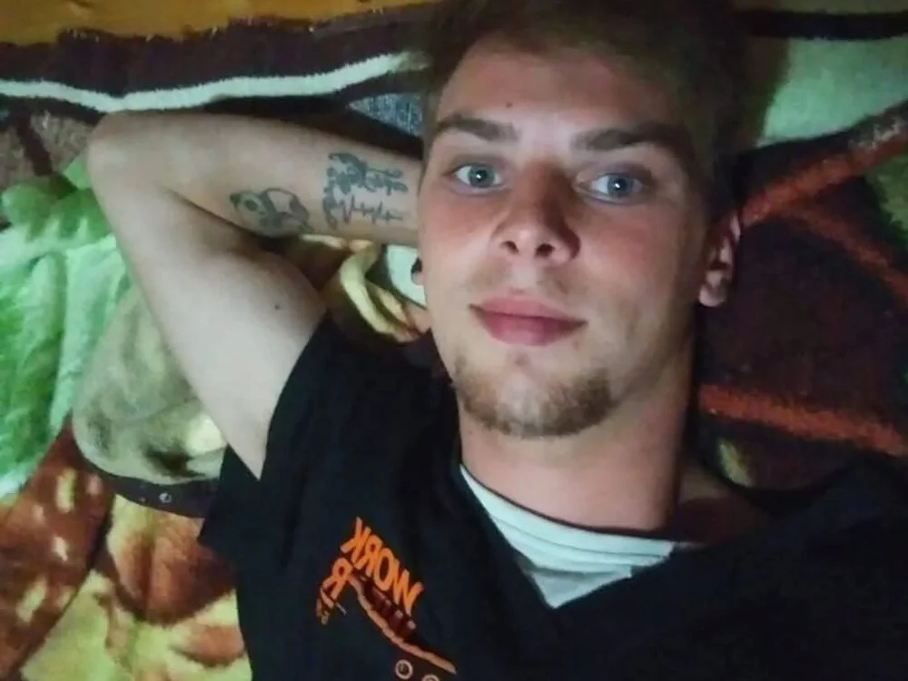 Adrian987Gg Offline XXX-chat