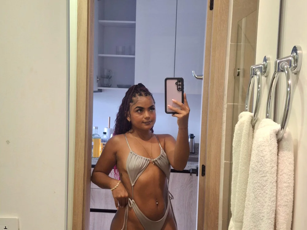 lola1627's Offline XXX Chat