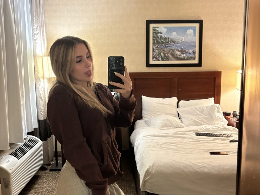 ashleyfoster's Offline Chat Room