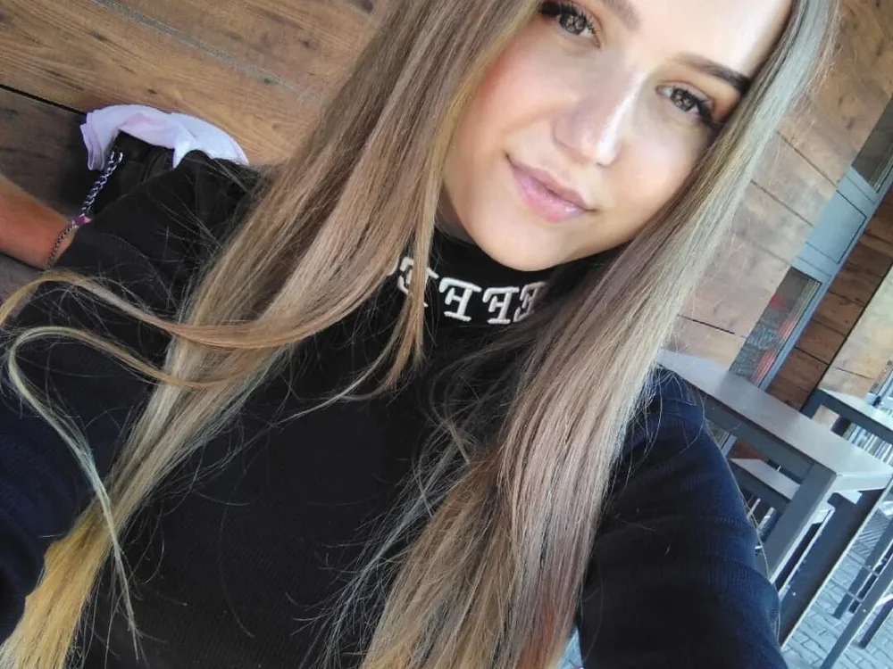 Miss_Cherryy's Offline Chat Room