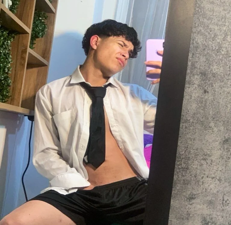 Felipe_boy1's Offline Chat Room