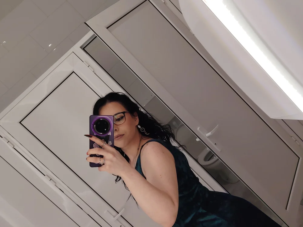 Rue_the_witch6 Offline XXX Chat
