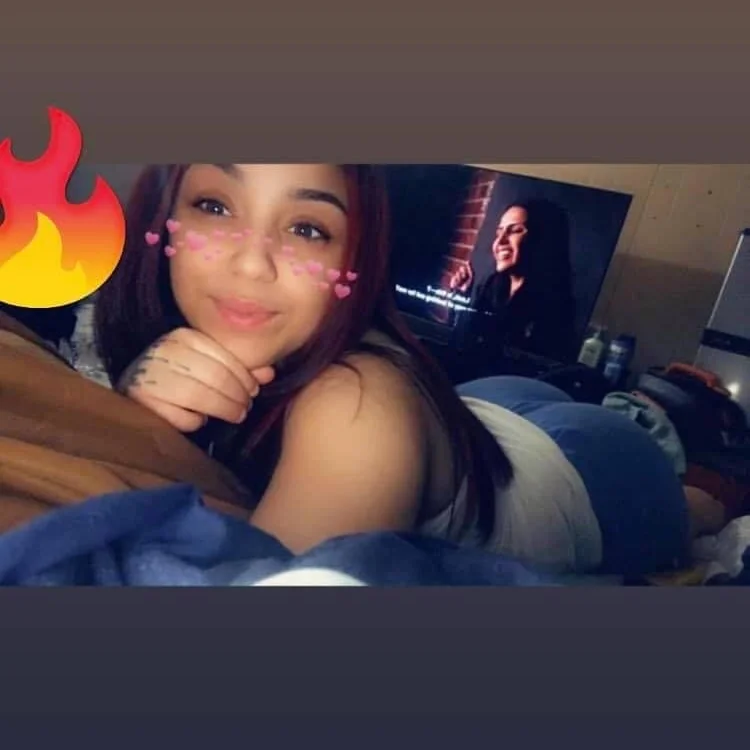 Queenbee01998's Offline XXX Chat