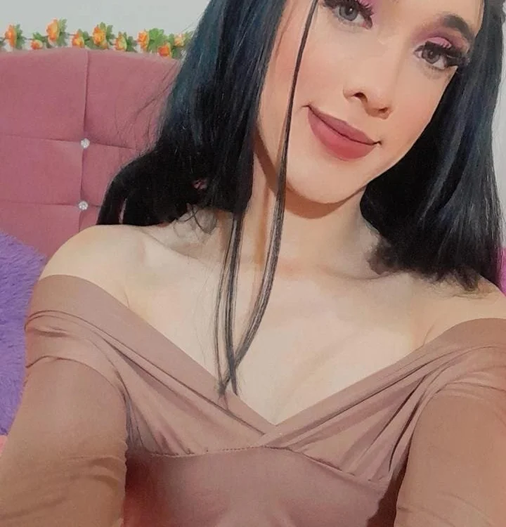 Bella_Emmy's Offline XXX Chat