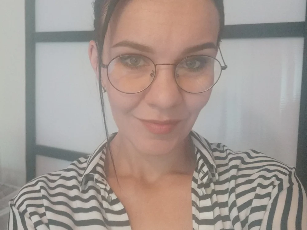 Helena_Tix's Offline Chat Room
