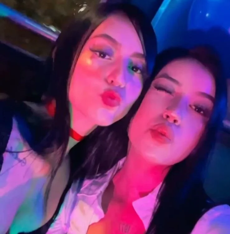 pinkybabes_'s Offline Chat Room