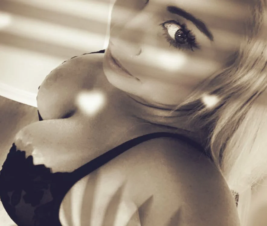 BlondeLatinaErica's Offline XXX Chat