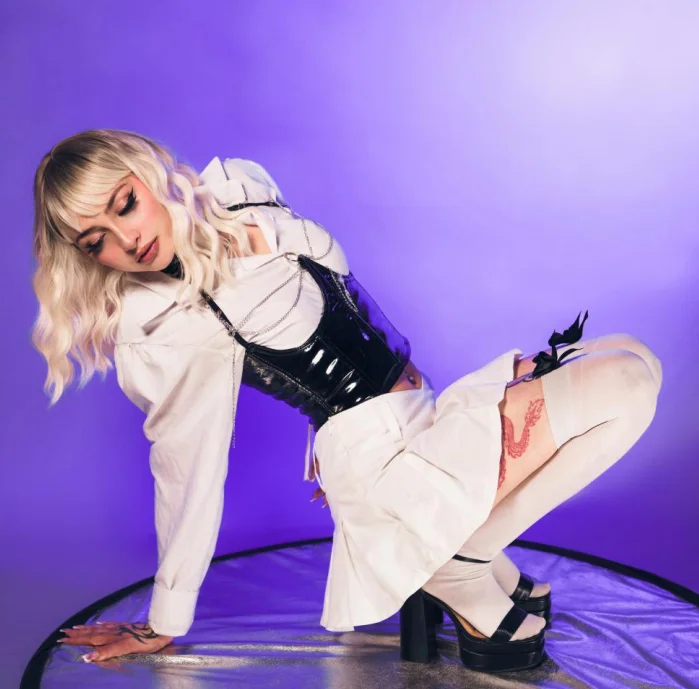 Alice_wolfe_'s Offline Chat Room