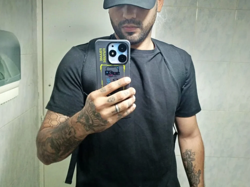 Santiag3110 Offline XXX Chat