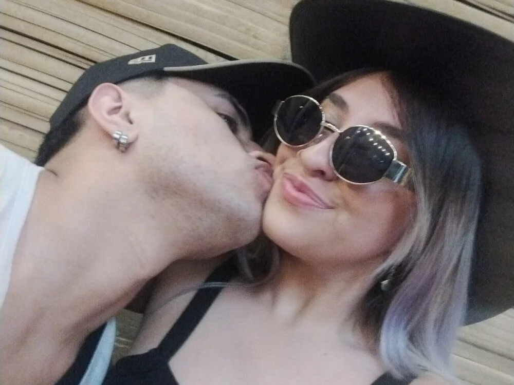 sara_and_jhon's Live XXX Chat