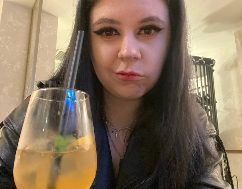 April_Terrian1's Offline Chat Room