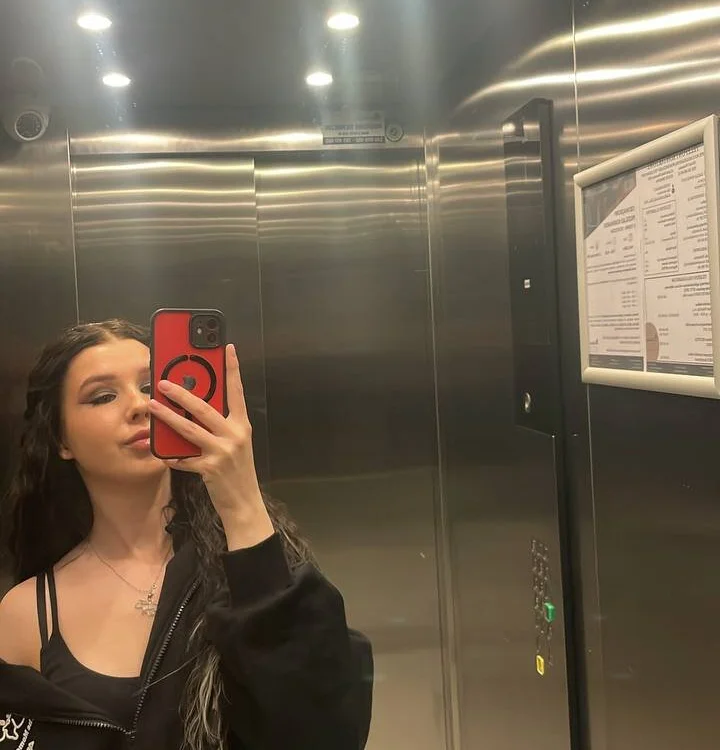 Kitnes_Kiss's most recent online preview