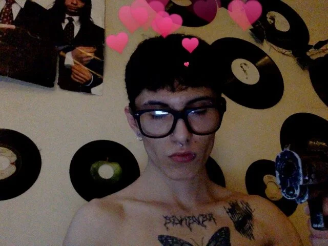 yungbiggerdick Offline XXX Chat