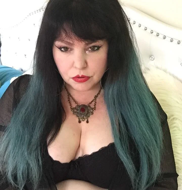 GothicMadeline's Offline Chat Room