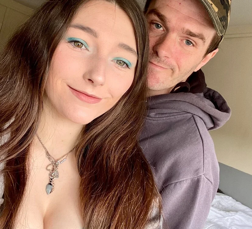 amatuercouple's Offline Chat Room