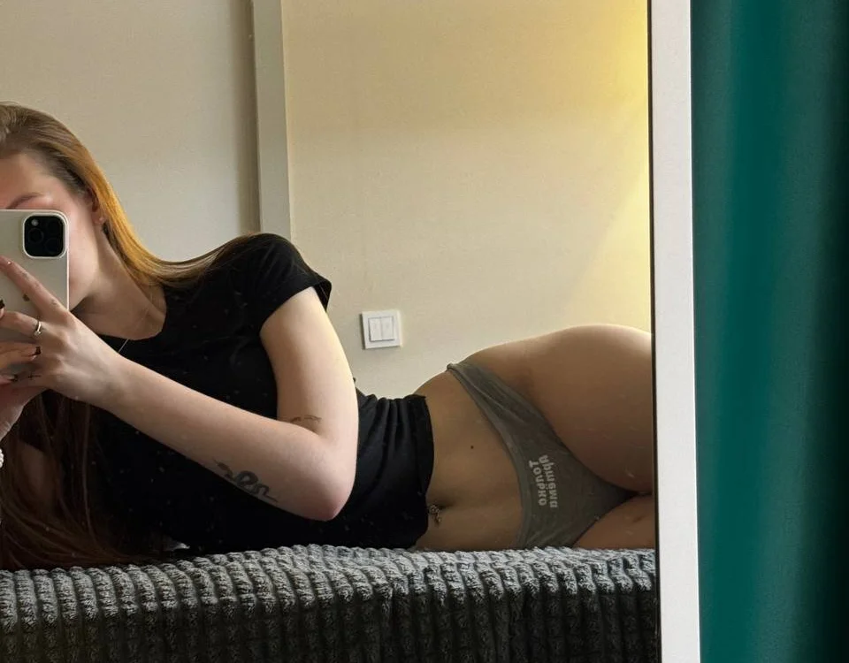 monica_blochina অফলাইন XXX চ্যাট