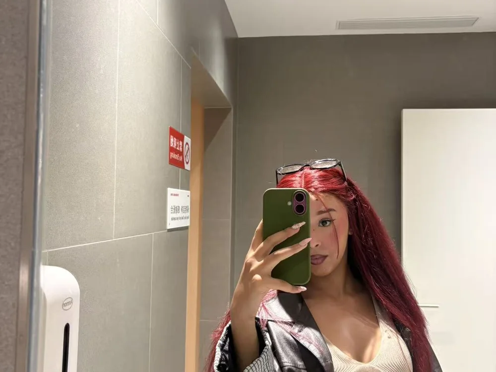 Lissaaa-002 Adlı Modelin Çevrimdışı XXX Sohbeti