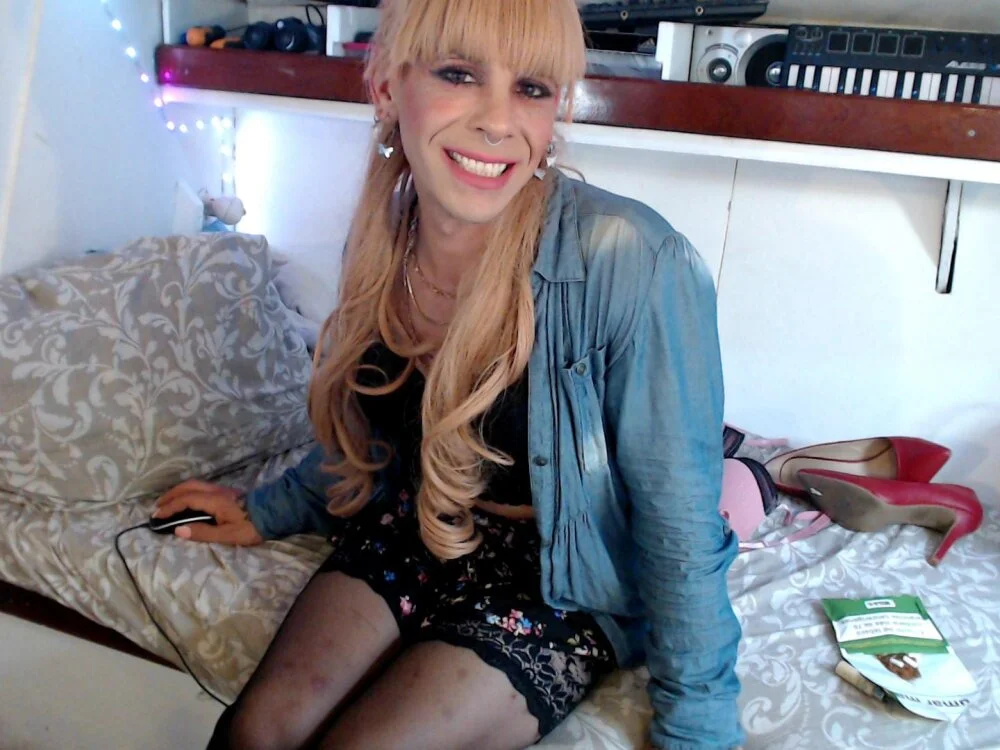 Honeykiss23 Adlı Modelin Çevrimdışı XXX Sohbeti