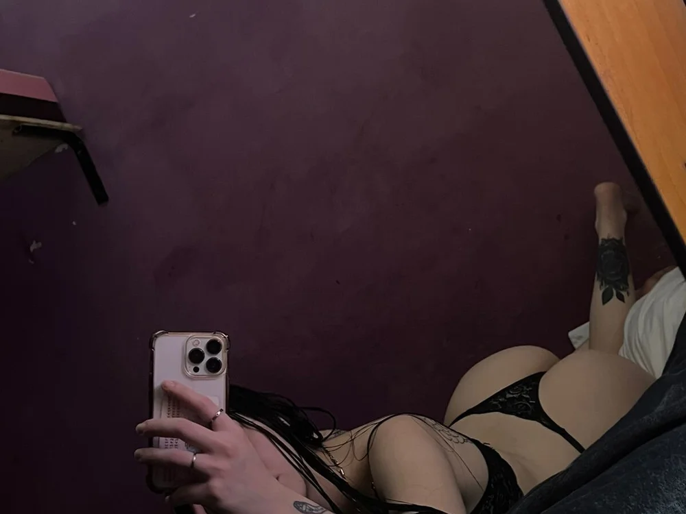 HotQueen777's Offline Chat Room