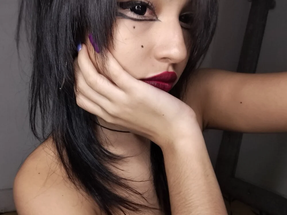 Rowan_Mills' Offline XXX Chat