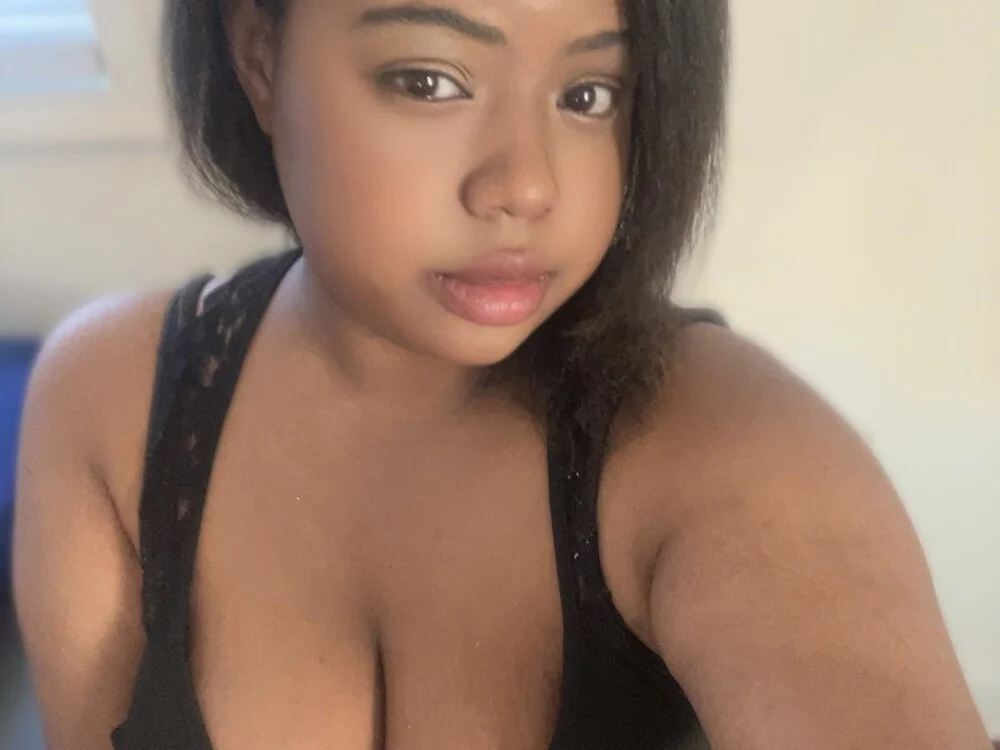 LunaMoth00 Offline XXX-chat