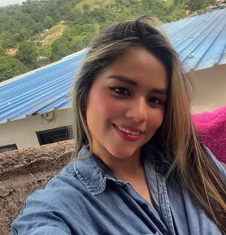 CelesteNovaa Adlı Modelin Çevrimdışı Sohbet Odası