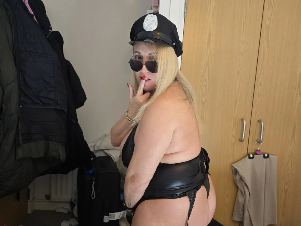 theblondecocklover offline XXX-chat