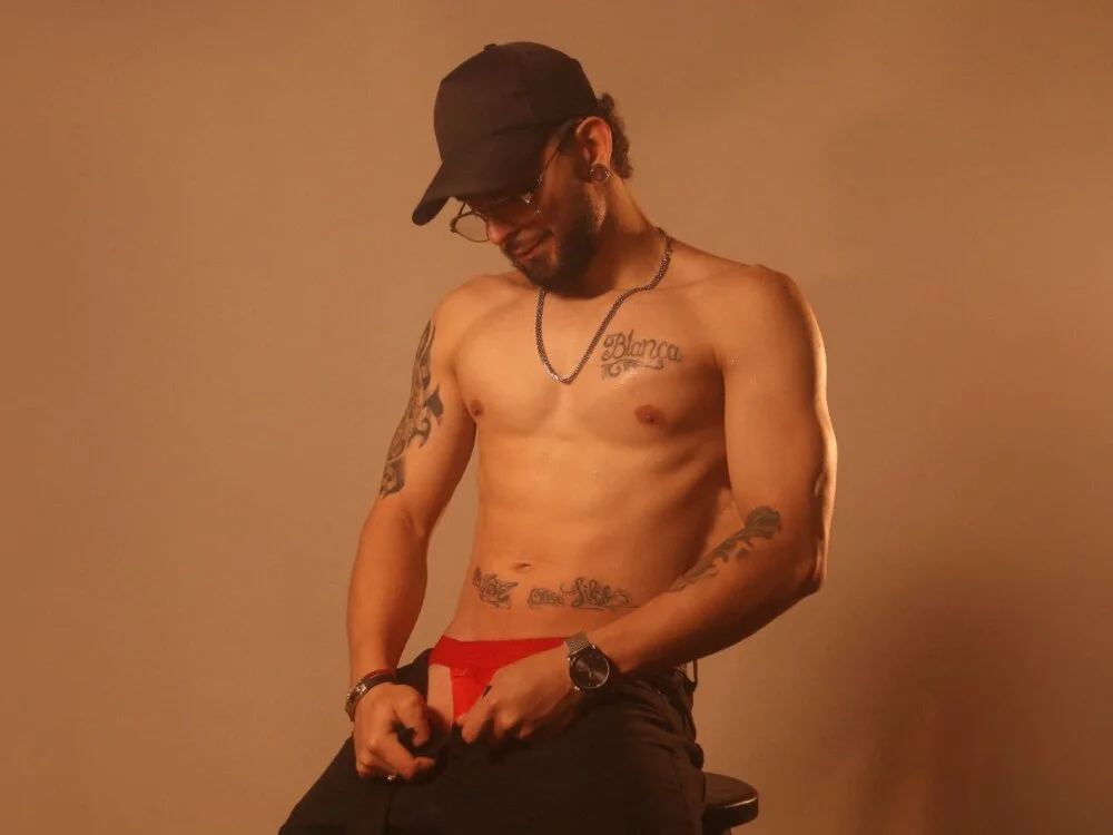 Axel_Stton Offline XXX-Chat