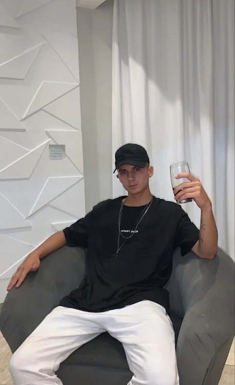 Gustavin05n Offline XXX chat