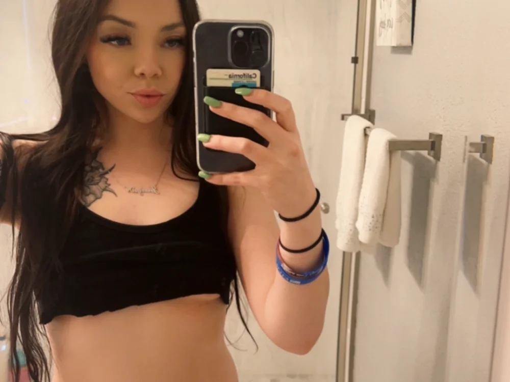 calithickbaddie2's Offline Chat Room