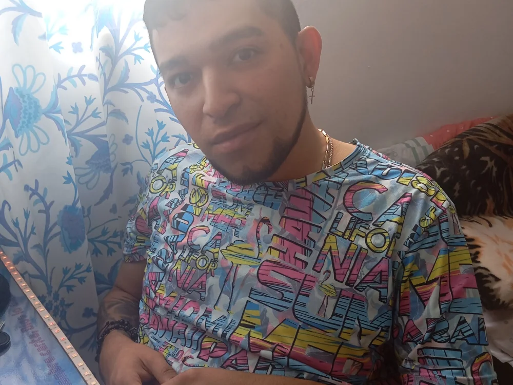 CandyXxxCam's Offline Chat Room