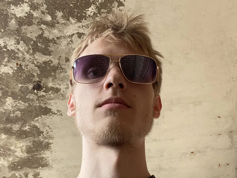 blueeye_skiny_monster's Offline Chat Room