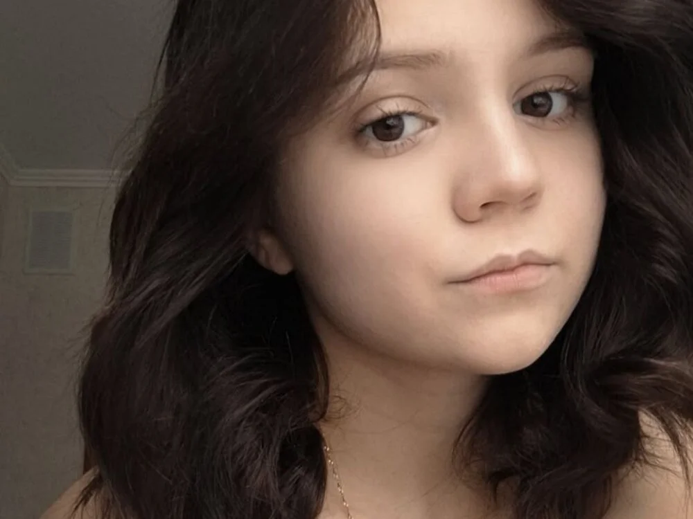 XXX chat uživo modela Tiny_Emmy