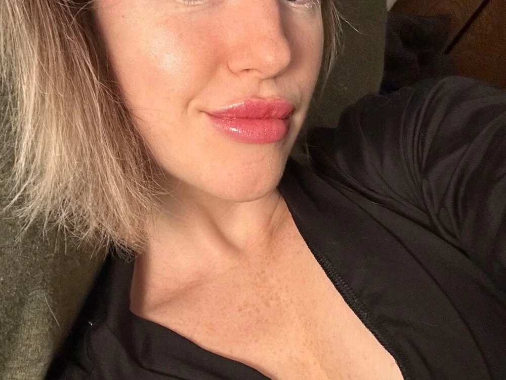 QueenTee_'s Offline XXX Chat