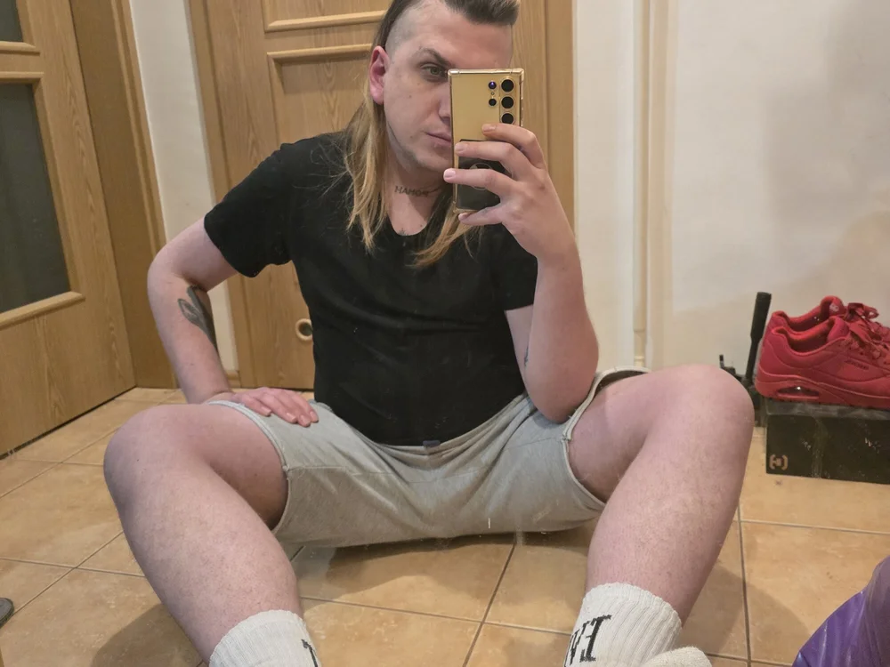 bratuhaaa's Offline Chat Room