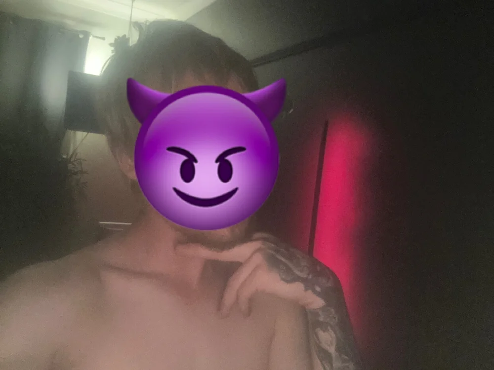 yourcrowdaddy23's Offline Chat Room
