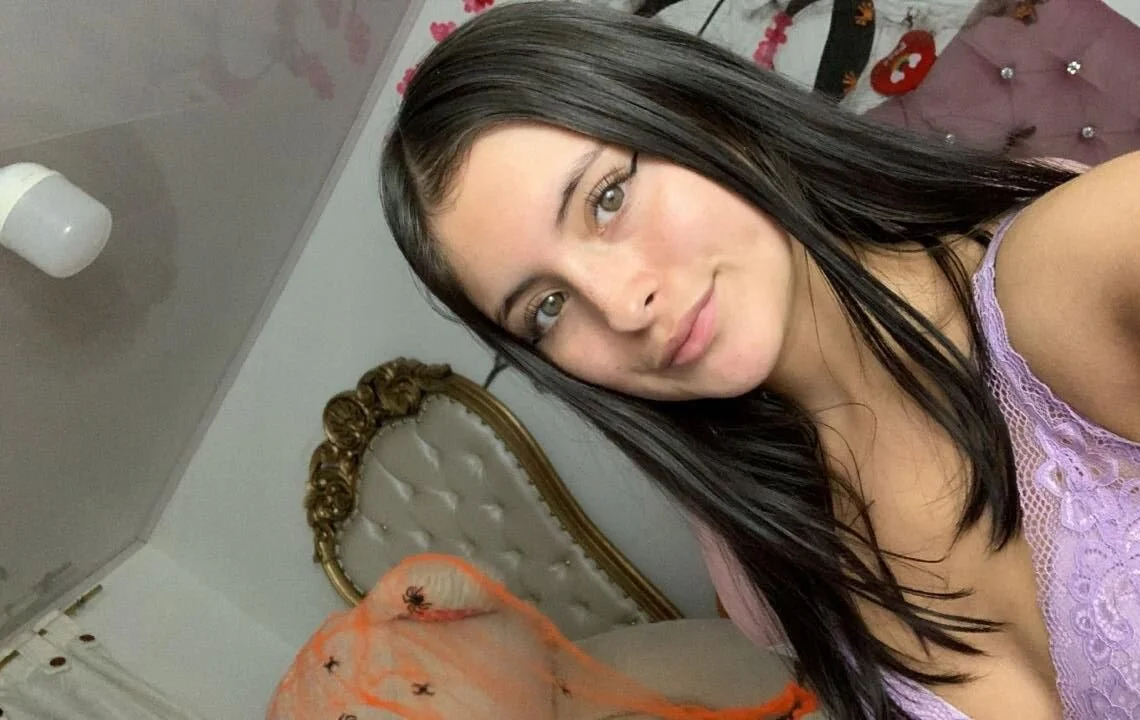 serenaa_velvett cover photo