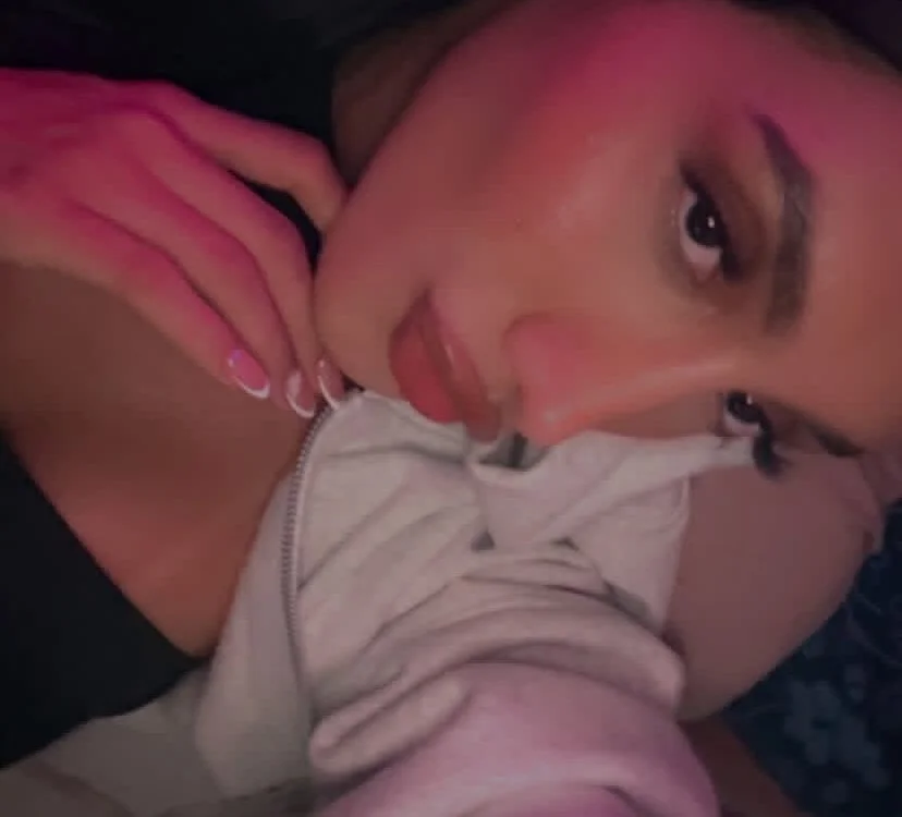 VelvetEstefa's Offline Chat Room