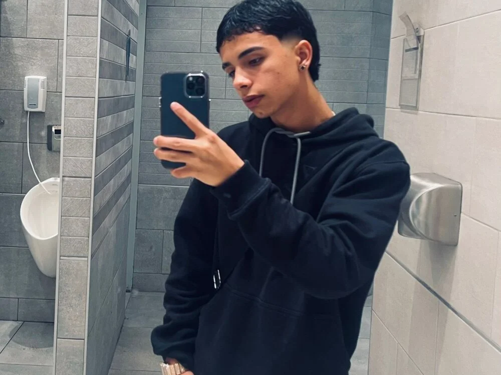 tommyxbebahx's Offline XXX Chat