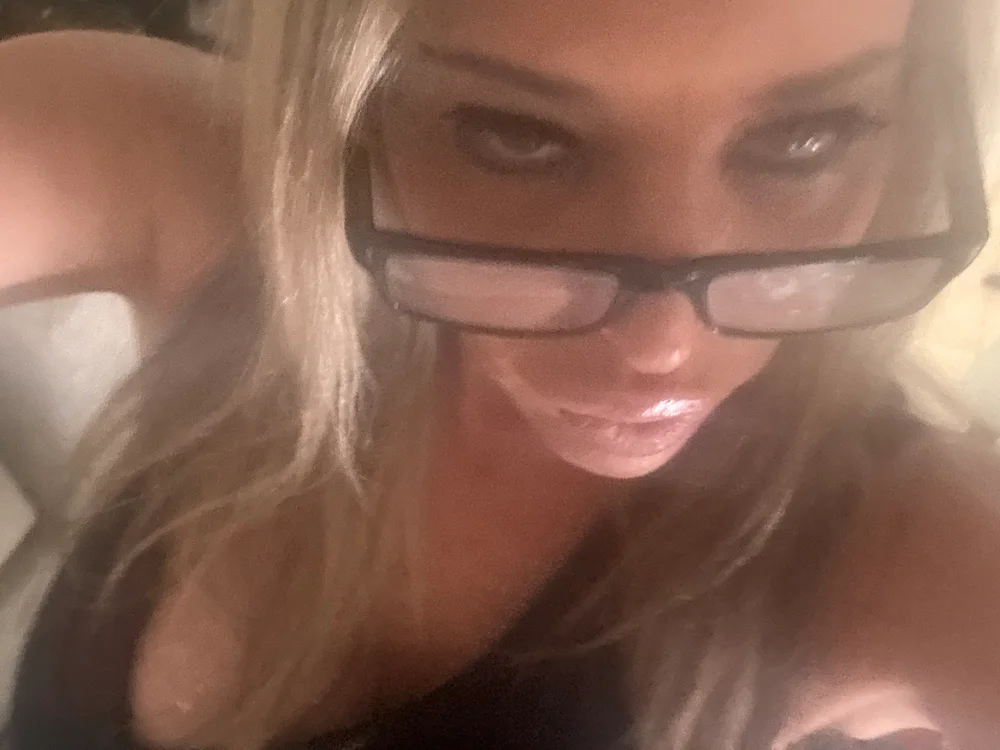 ALEXADANIELLE: συνομιλία ΧΧΧ εκτός σύνδεσης