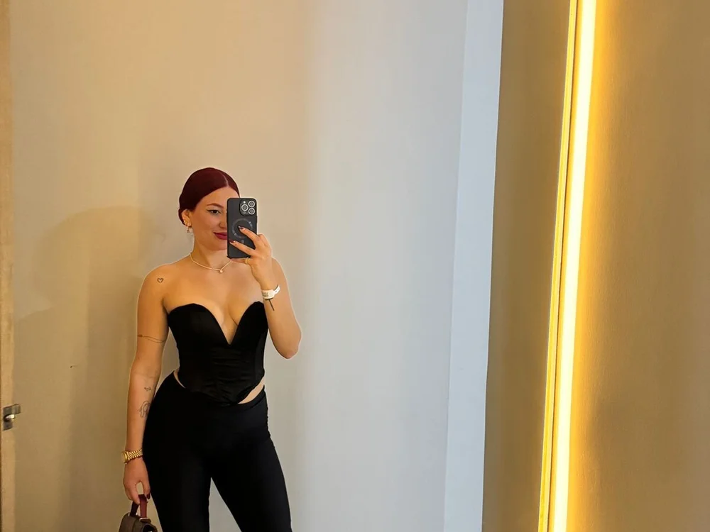 Mia_Hoffmann's Offline XXX Chat