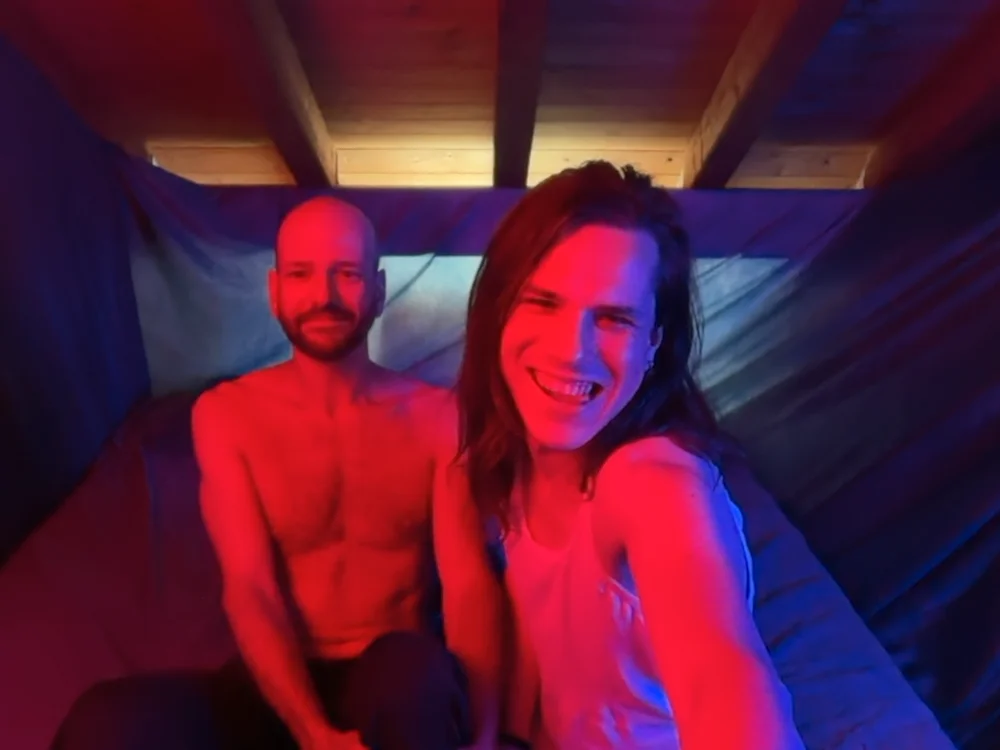 LiveLoveLust Chat XXX offline