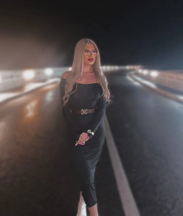 ElllieWilde's Offline Chat Room