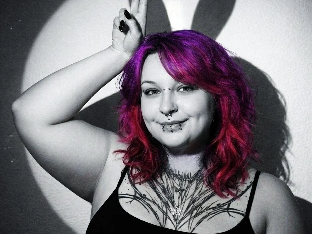 SheOwnsYou's Offline Chat Room