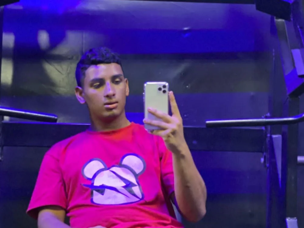 Alejo_2219's Offline Chat Room