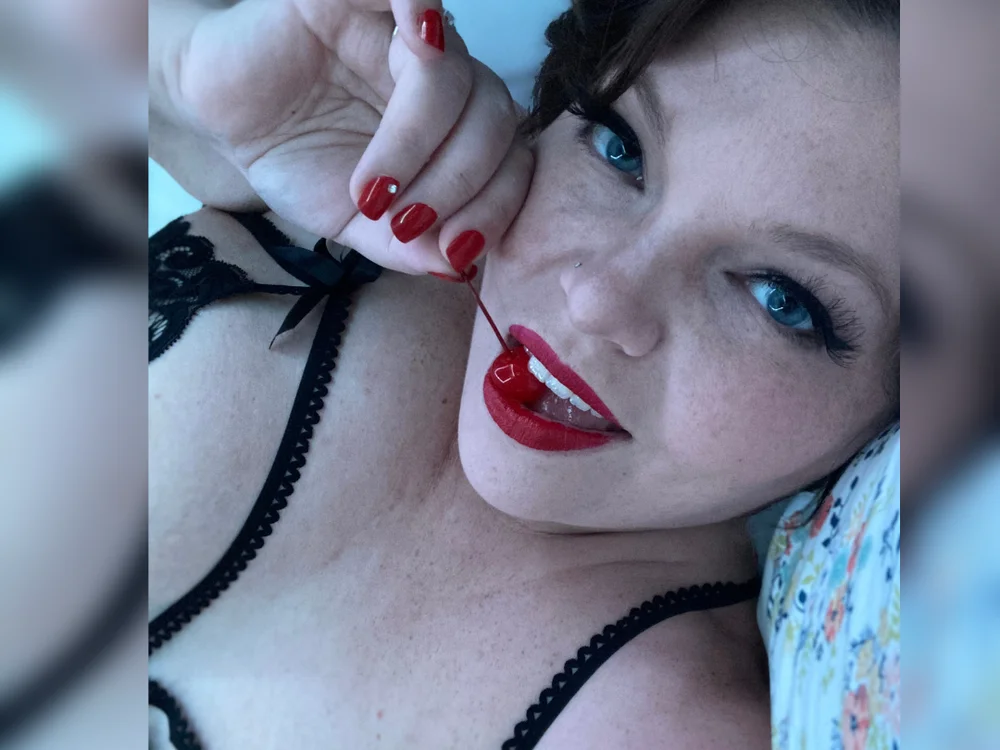 Ample_Goddess' Offline XXX Chat