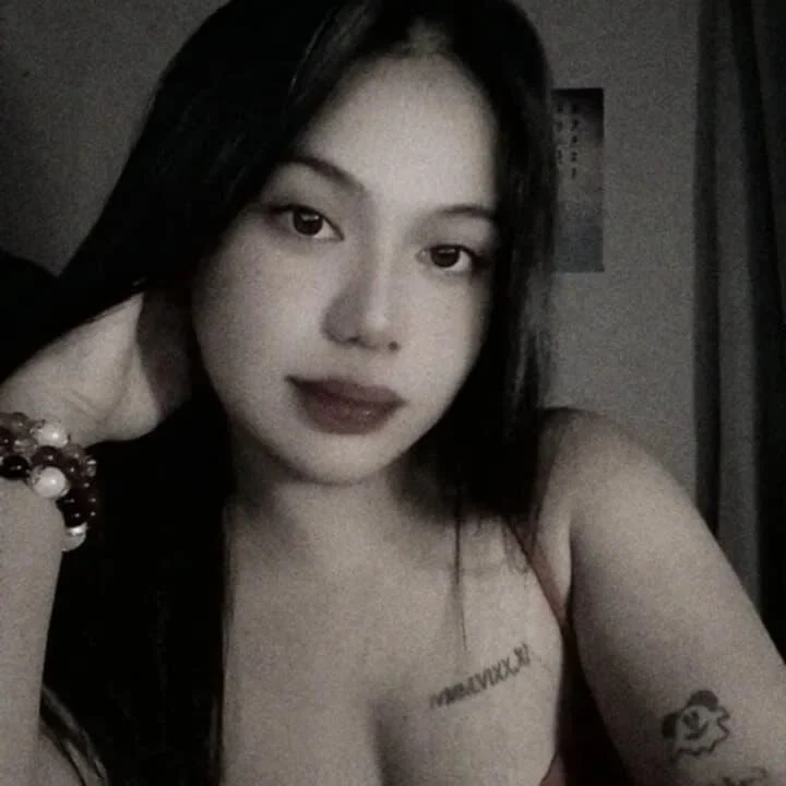 Lovinglyyours_maxine's Offline Chat Room