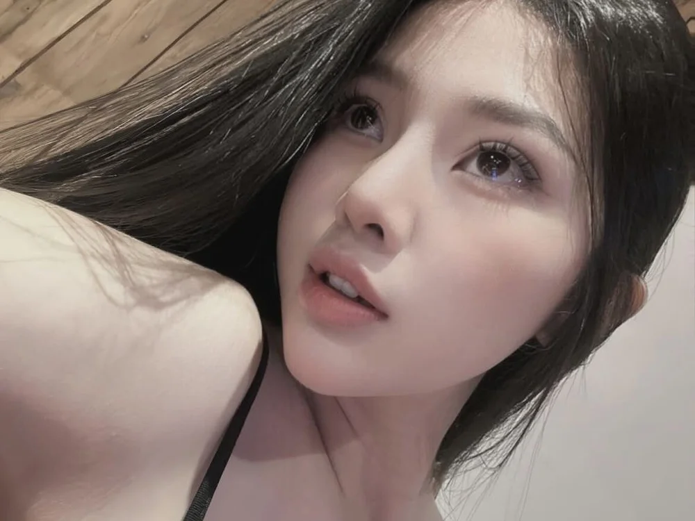 Miumiu_gg's most recent online preview
