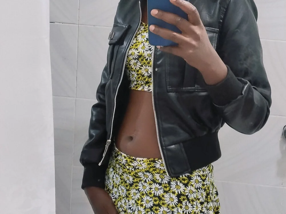 Chatroom XXX hors ligne de EbonyVallerin